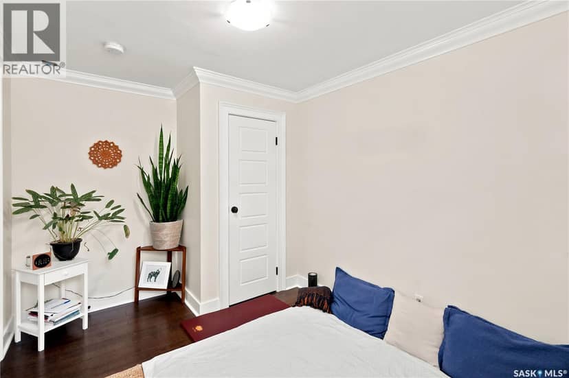 2216 Lorne STREET — photo 9 of 40