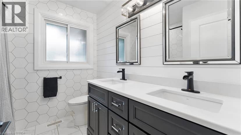 25 SENECA Crescent — photo 16 of 38