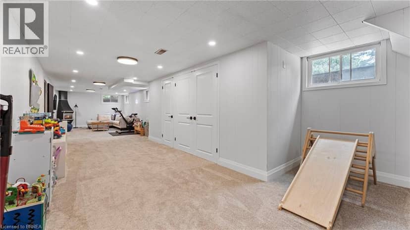 25 SENECA Crescent — photo 19 of 38