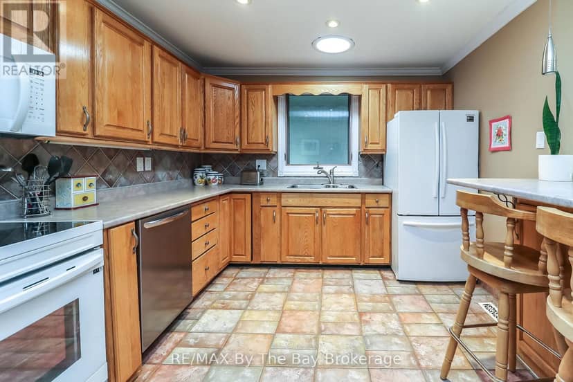 116 Stroud Crescent — photo 4 of 40