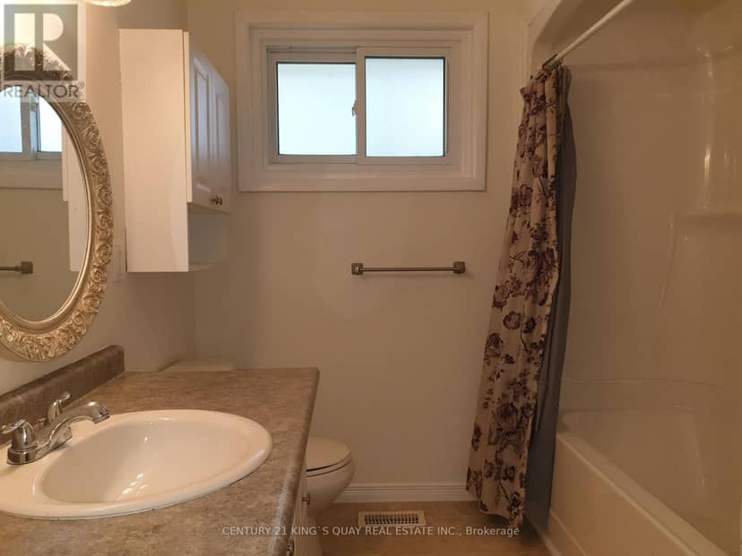 18 Manor Crescent — photo 10 of 23