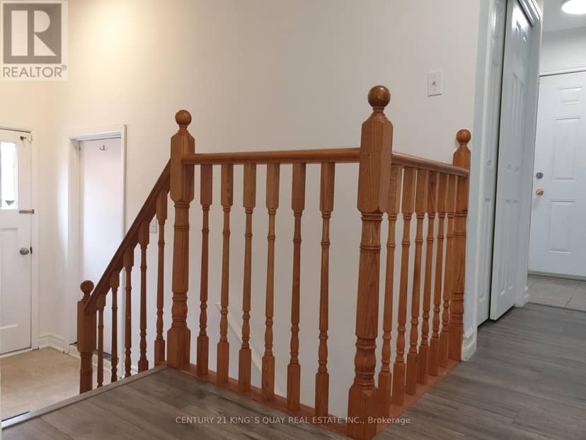 18 Manor Crescent — photo 11 of 23