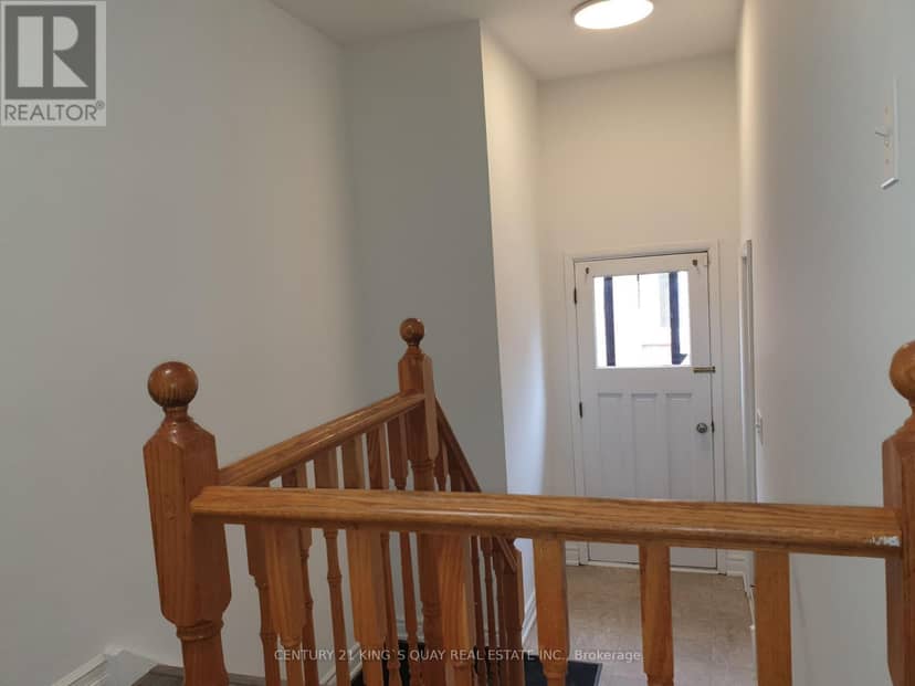 18 Manor Crescent — photo 12 of 23