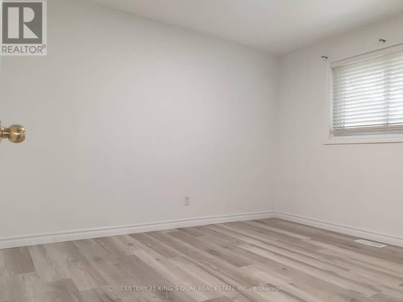 18 Manor Crescent — photo 13 of 23