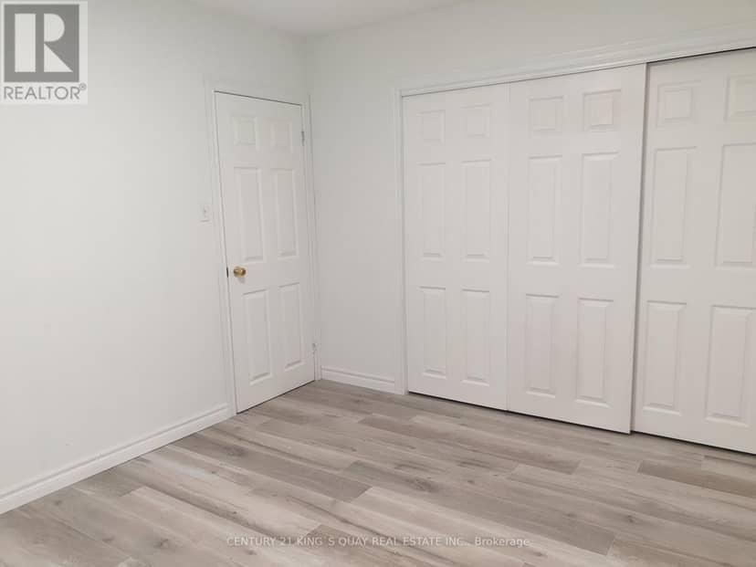 18 Manor Crescent — photo 14 of 23