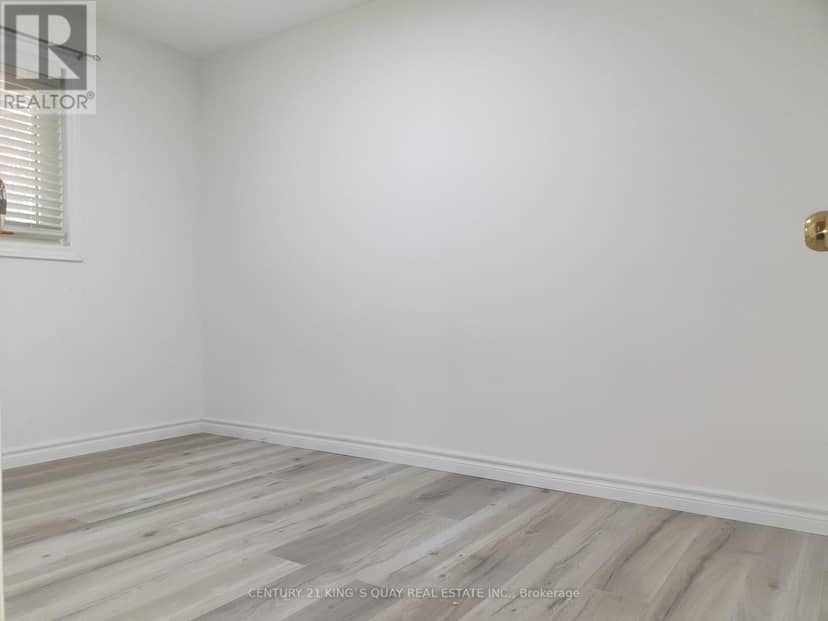 18 Manor Crescent — photo 15 of 23