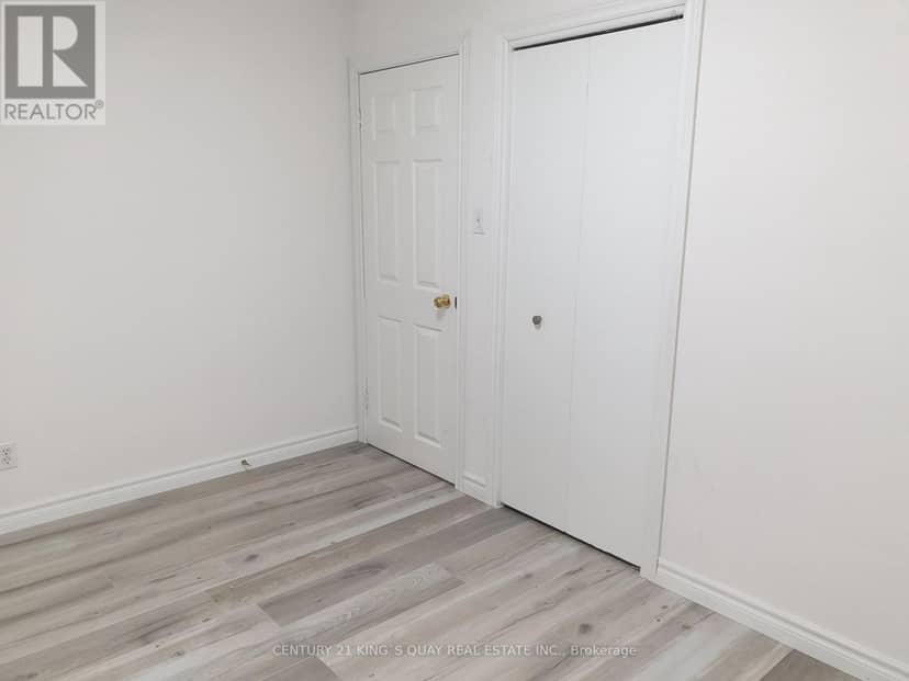18 Manor Crescent — photo 16 of 23