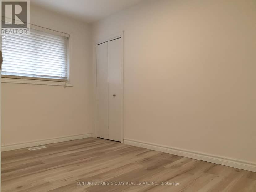 18 Manor Crescent — photo 17 of 23