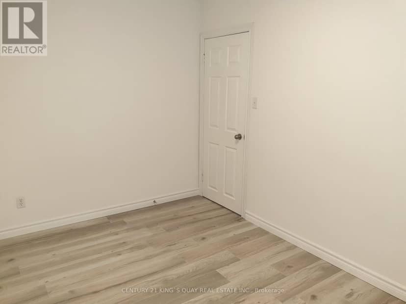 18 Manor Crescent — photo 18 of 23