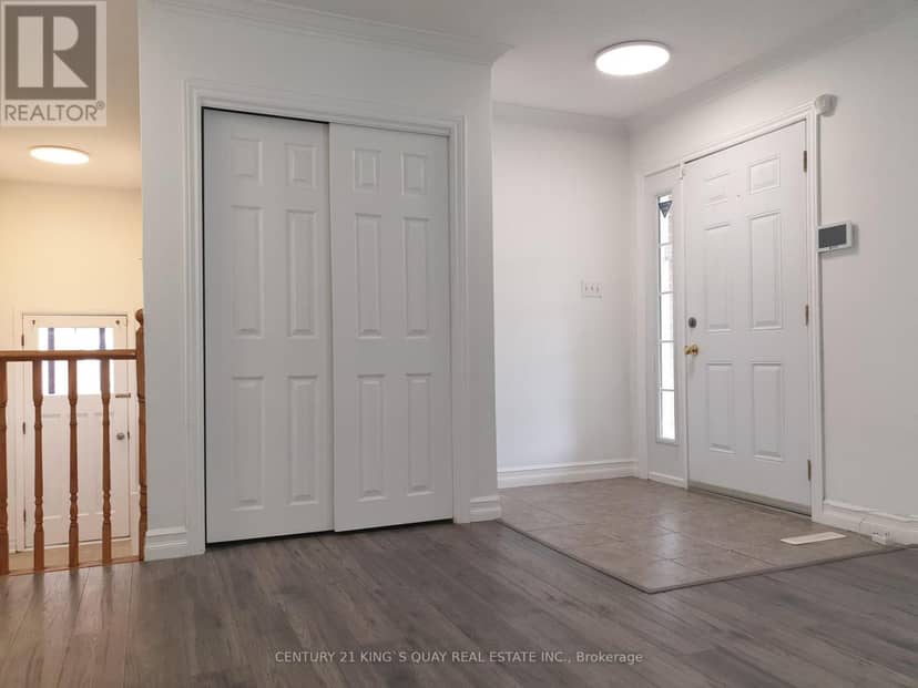 18 Manor Crescent — photo 2 of 23