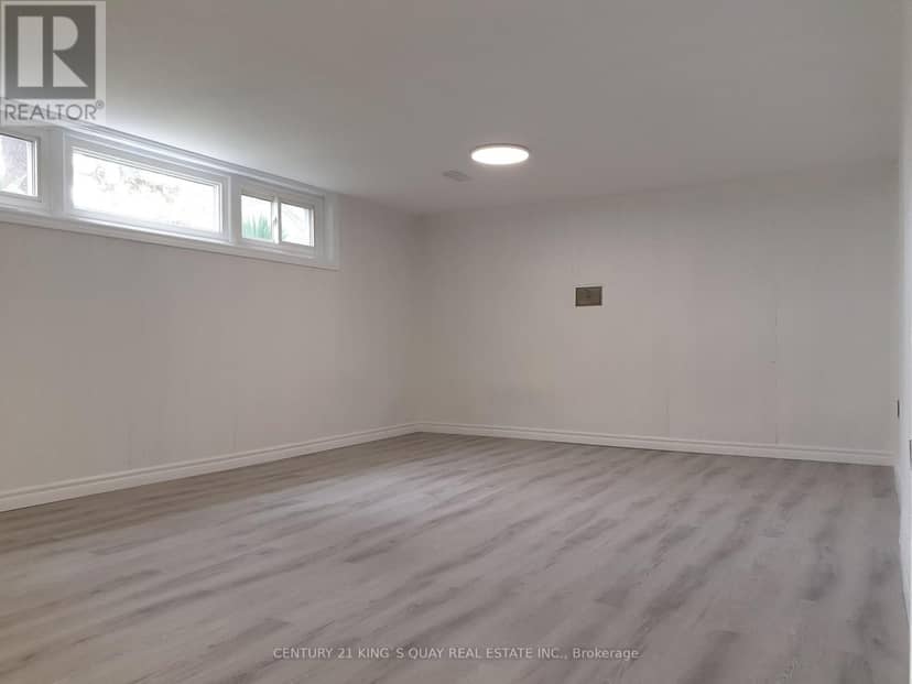 18 Manor Crescent — photo 20 of 23