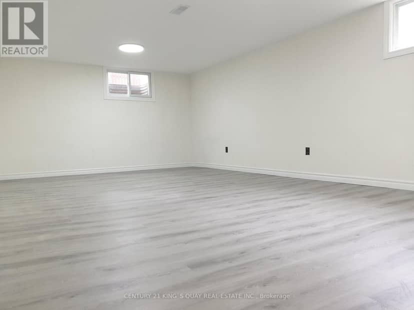18 Manor Crescent — photo 21 of 23