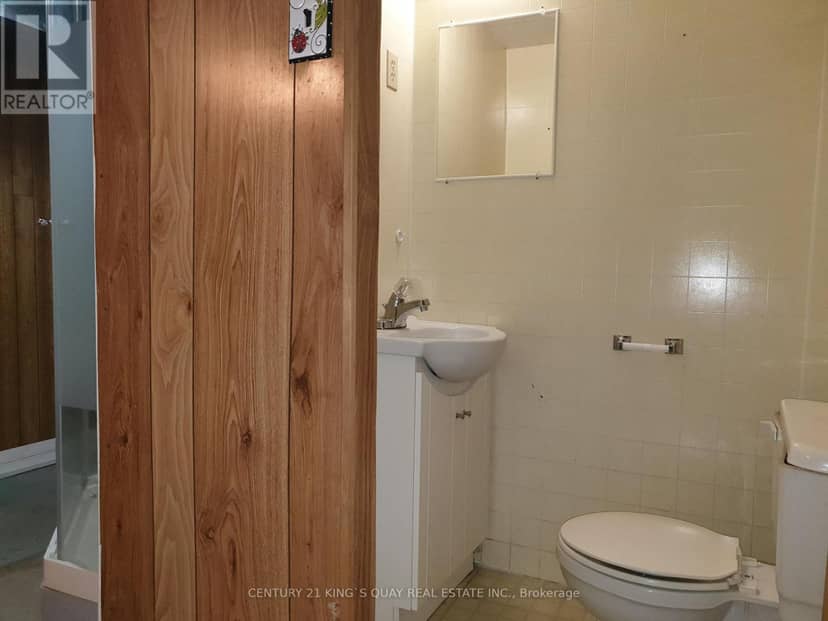 18 Manor Crescent — photo 22 of 23