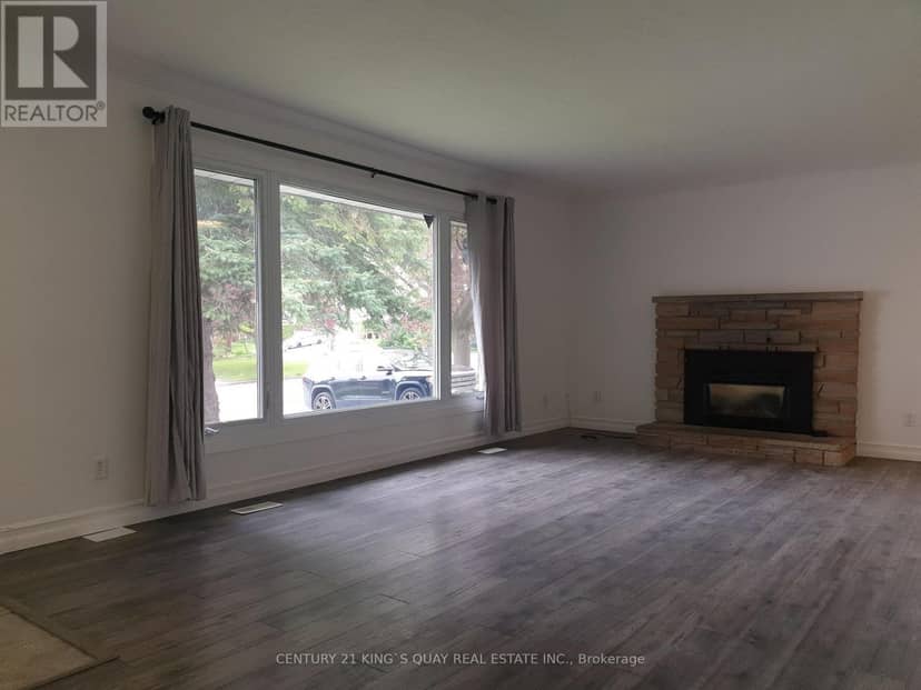18 Manor Crescent — photo 3 of 23
