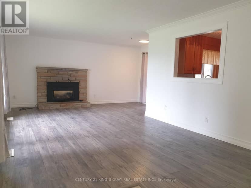 18 Manor Crescent — photo 4 of 23