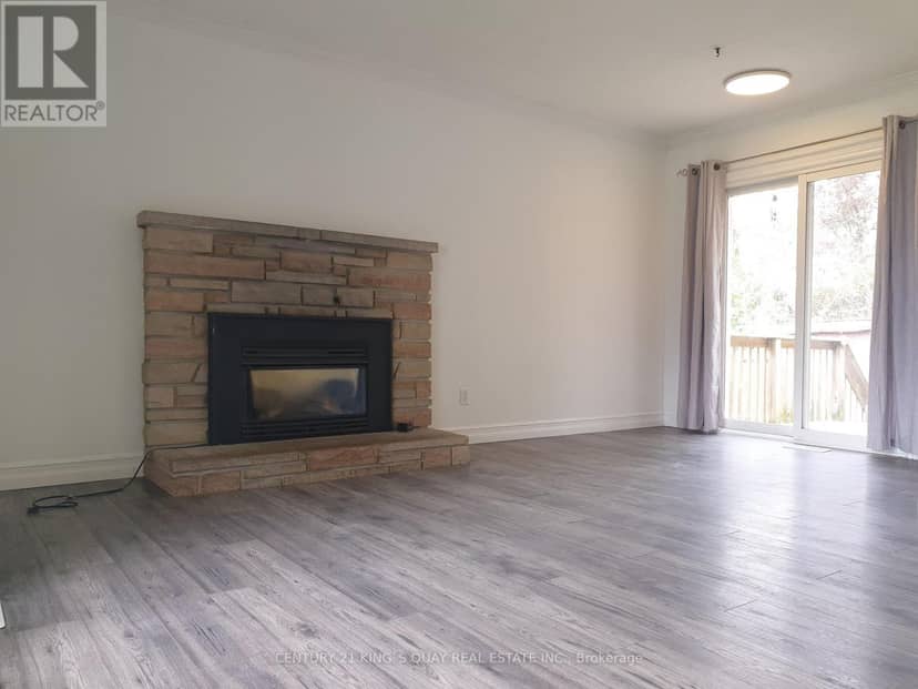 18 Manor Crescent — photo 5 of 23