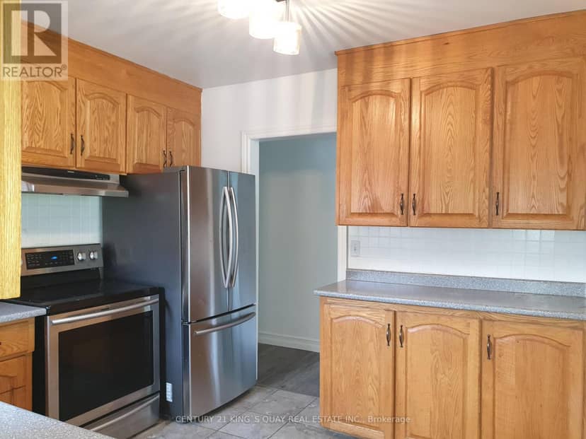 18 Manor Crescent — photo 6 of 23