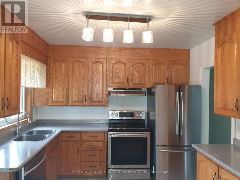 18 Manor Crescent — photo 7 of 23