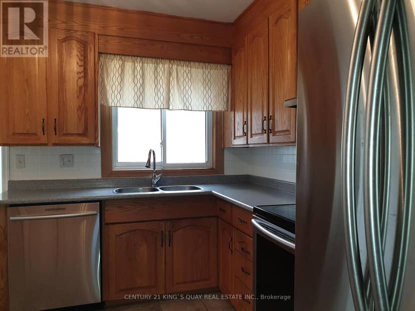 18 Manor Crescent — photo 8 of 23