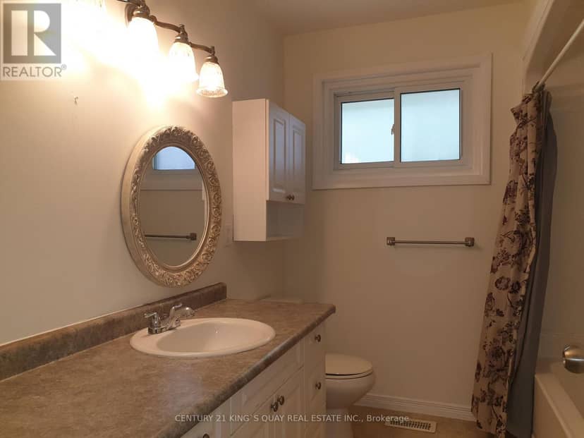 18 Manor Crescent — photo 9 of 23