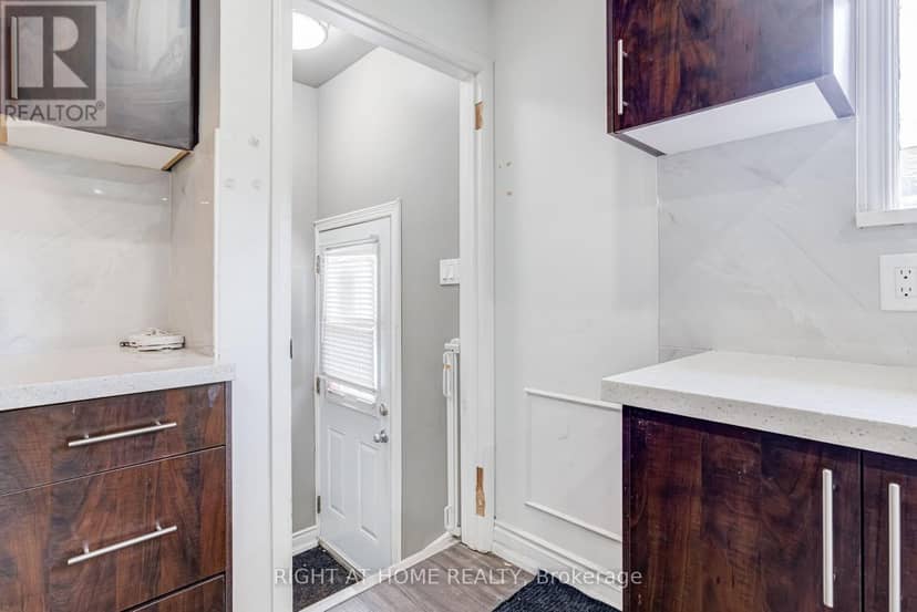 17 Toulon Crescent — photo 12 of 27