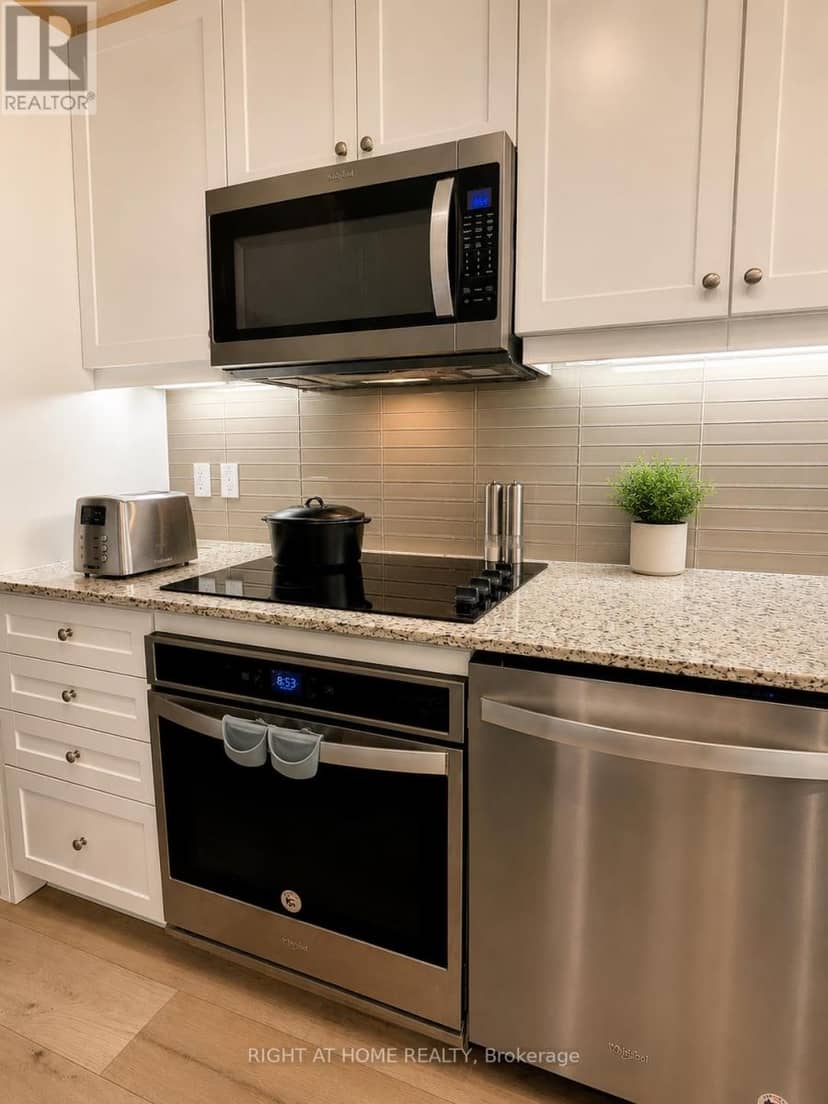 1010 - 9618 Yonge Street — photo 13 of 40