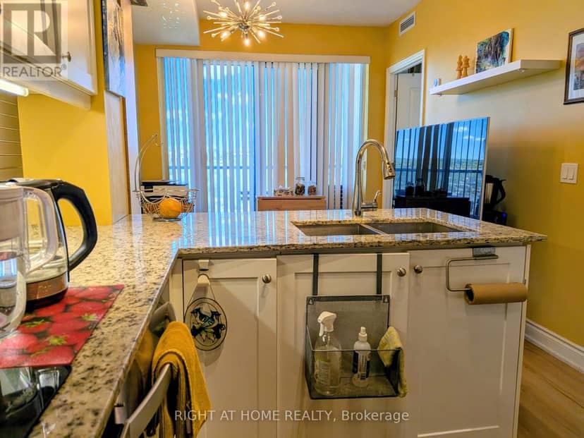 1010 - 9618 Yonge Street — photo 18 of 40