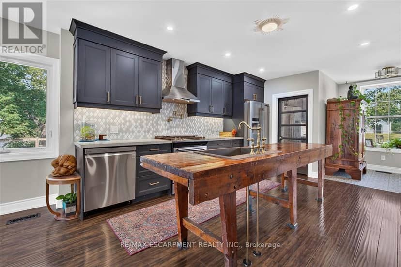 7327 Rainham Road — photo 9 of 40