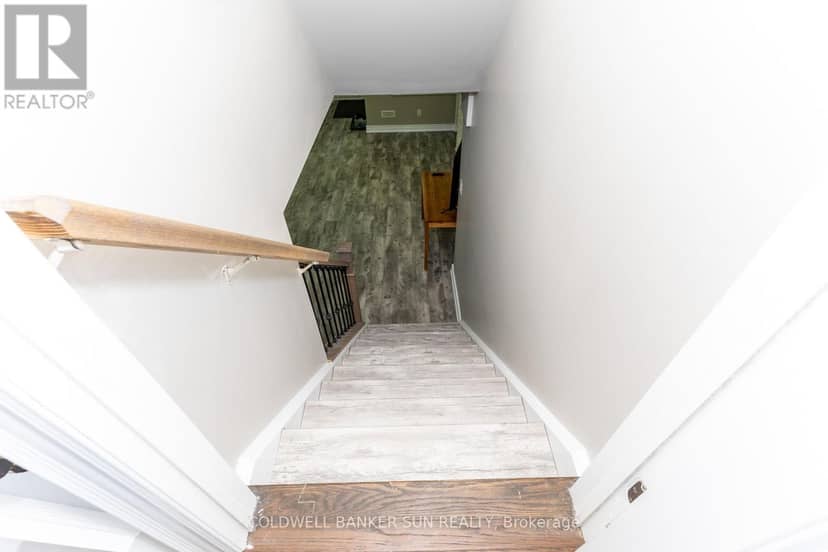 48 Hanbury Crescent — photo 35 of 40