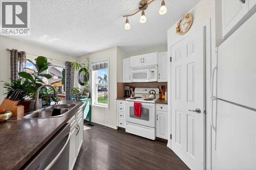 194 Everoak Gardens SW — photo 9 of 40