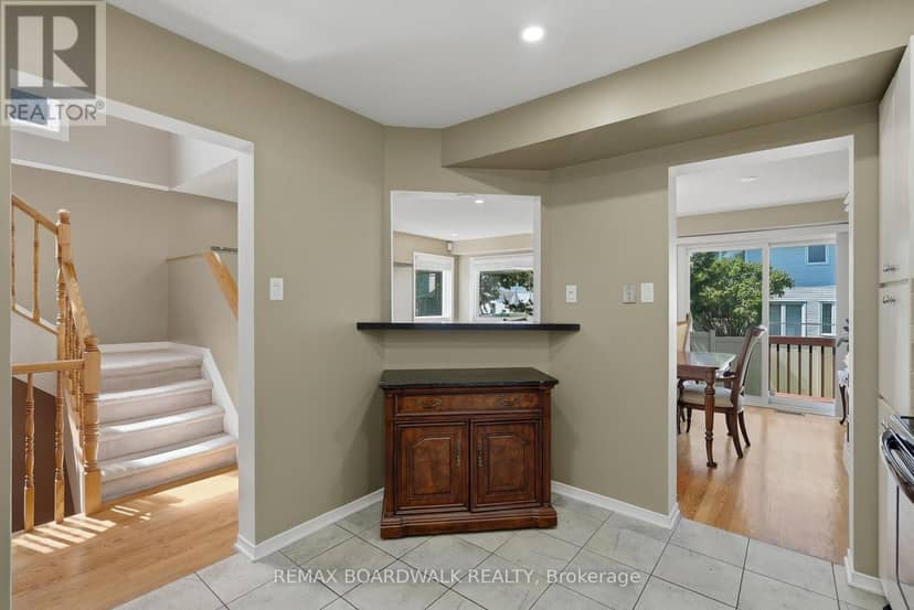 5981 Pineglade Crescent — photo 10 of 37