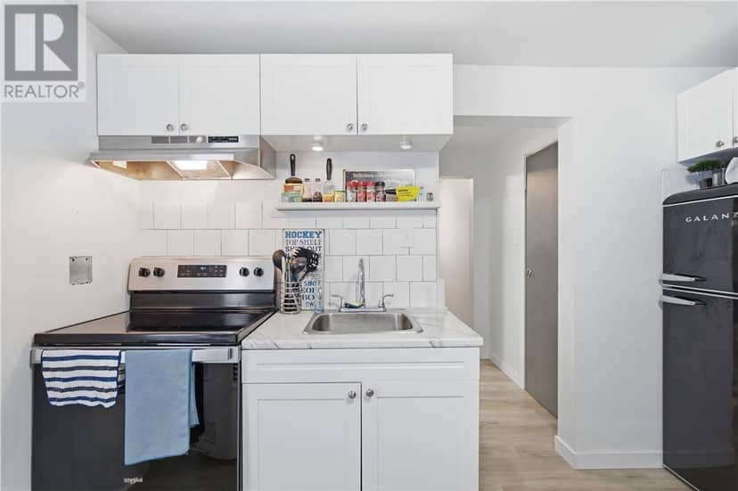193 Dufferin Street — photo 10 of 39