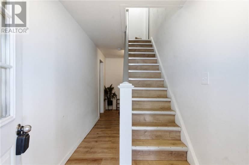 193 Dufferin Street — photo 3 of 39