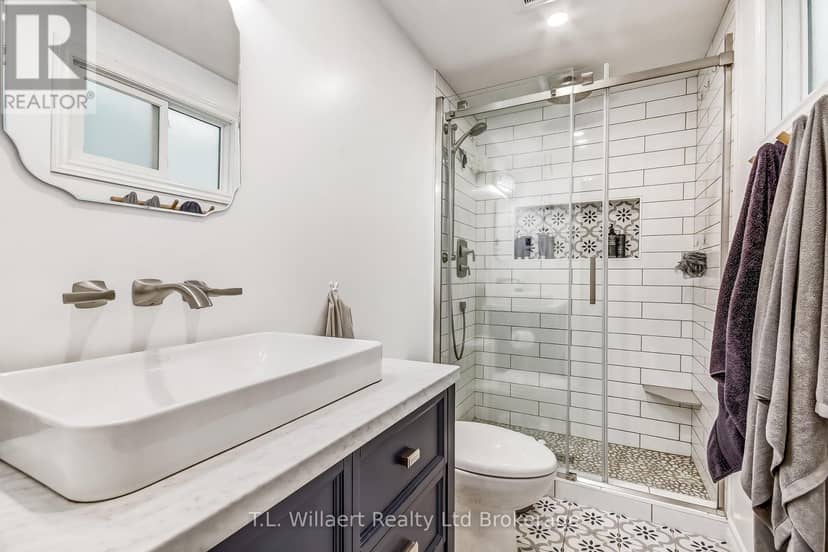 B - 32 Albert Street — photo 12 of 24