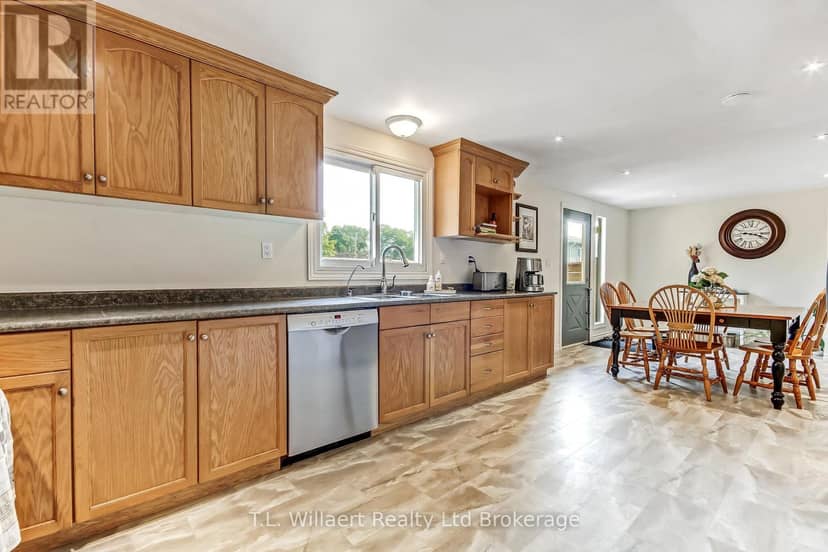 B - 32 Albert Street — photo 7 of 24