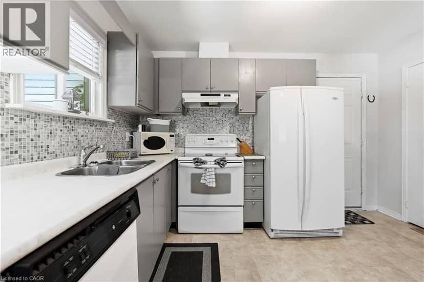 225 SILVERBIRCH Boulevard — photo 12 of 40