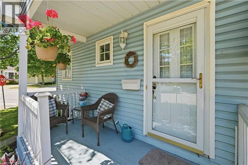 225 SILVERBIRCH Boulevard — photo 3 of 40