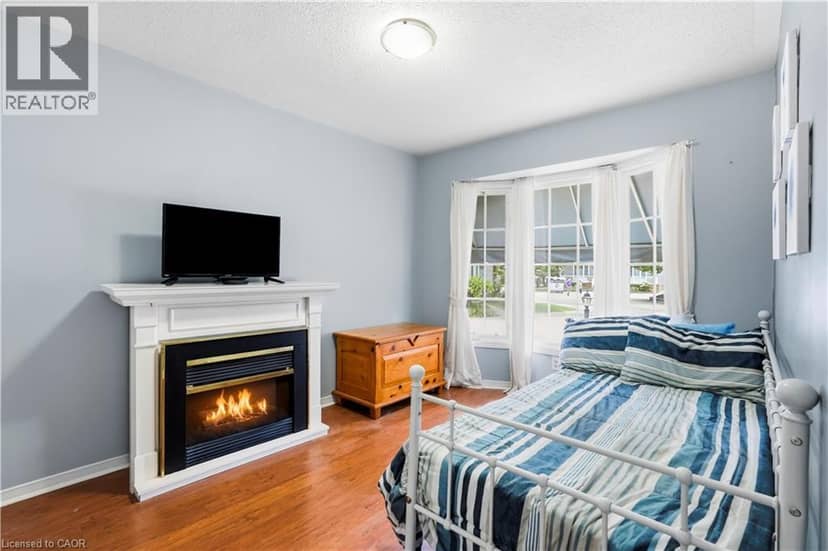 225 SILVERBIRCH Boulevard — photo 24 of 40