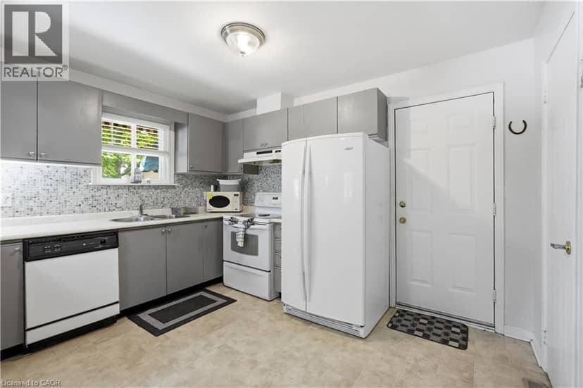 225 SILVERBIRCH Boulevard — photo 15 of 40