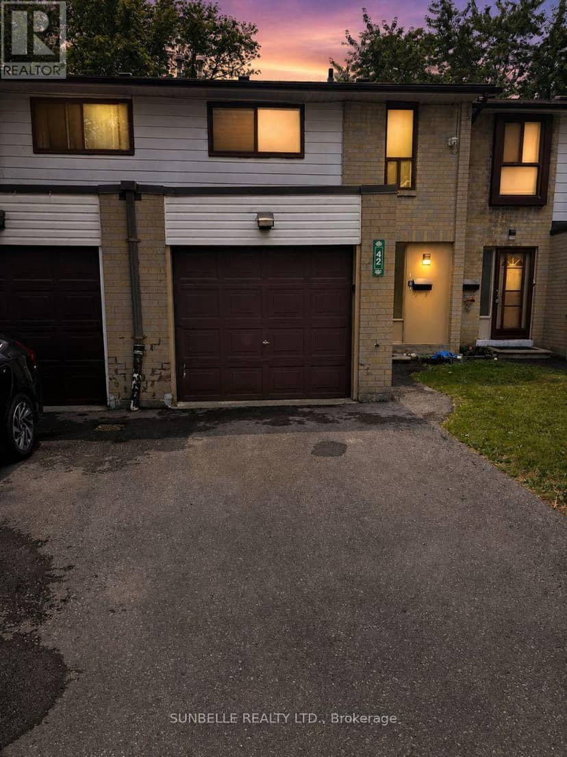 42 Fleetwood Crescent — photo 2 of 24