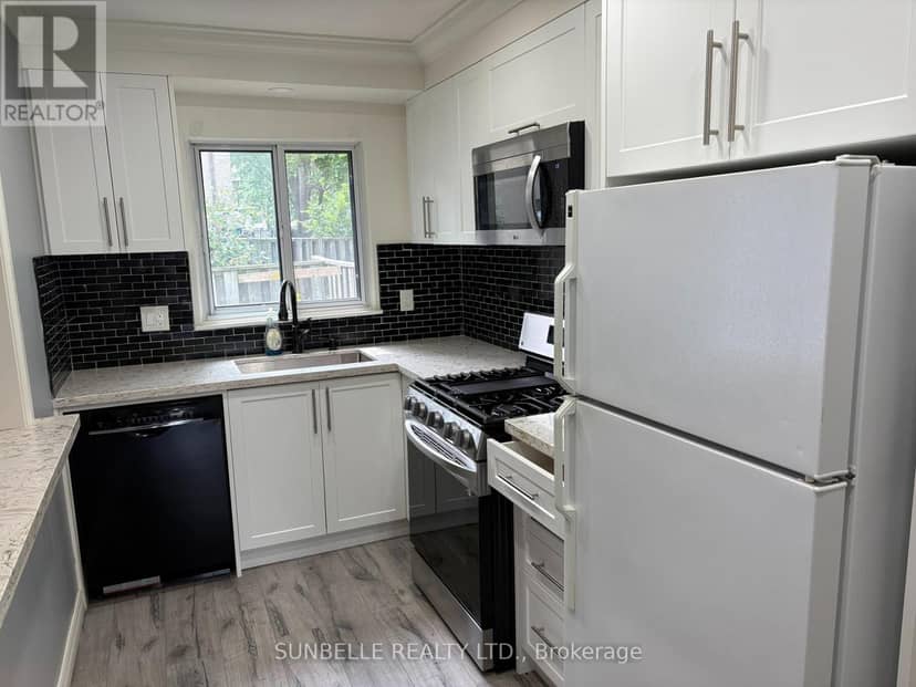 42 Fleetwood Crescent — photo 11 of 24