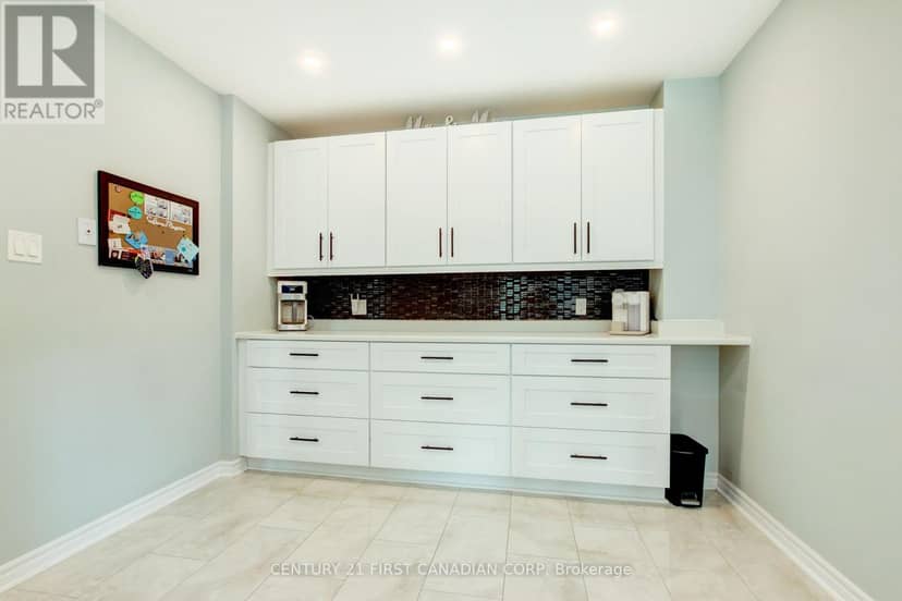 79 Newbridge Crescent — photo 14 of 40