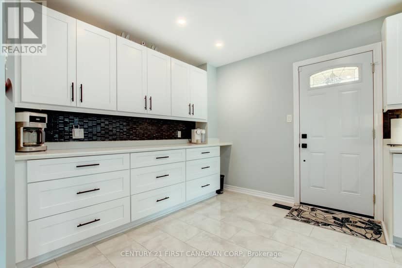 79 Newbridge Crescent — photo 15 of 40