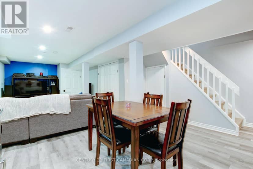 79 Newbridge Crescent — photo 33 of 40