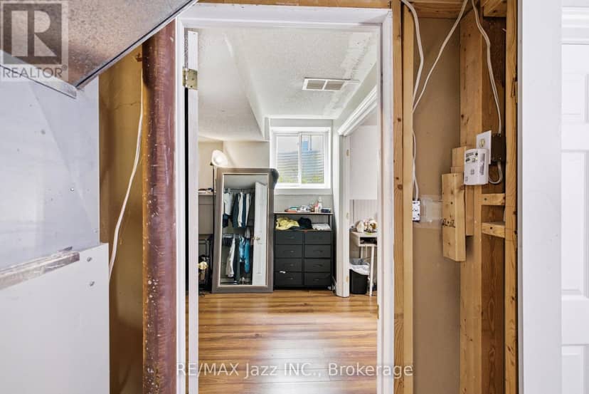 1855 Dalhousie Crescent — photo 29 of 40