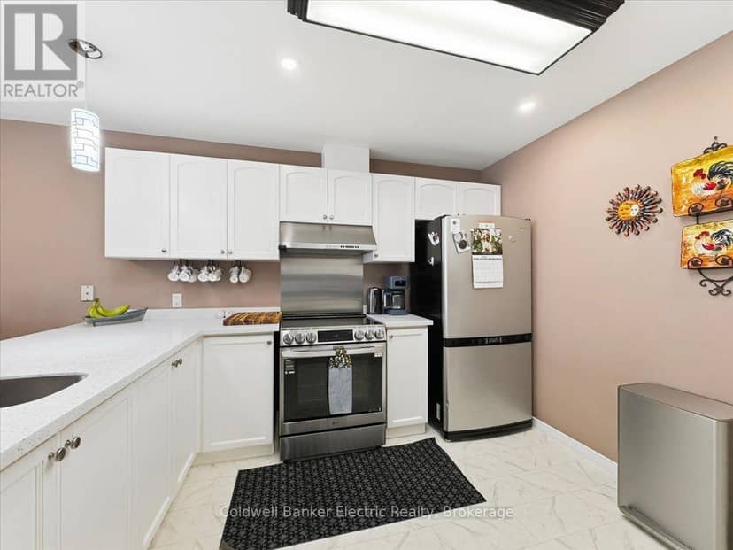 13 - 877 Wentworth Street — photo 13 of 40