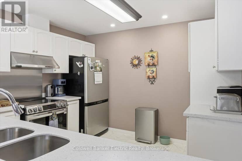 13 - 877 Wentworth Street — photo 15 of 40