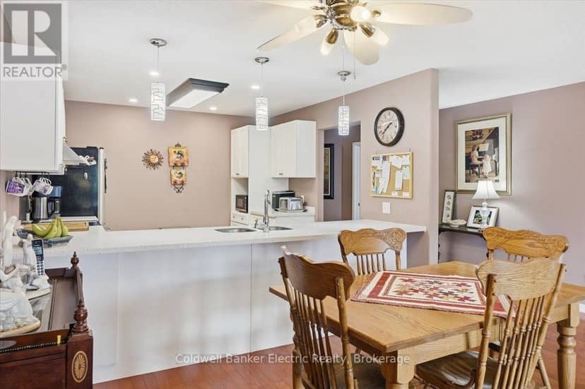 13 - 877 Wentworth Street — photo 18 of 40