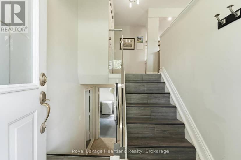 223 Kemp Crescent — photo 4 of 40