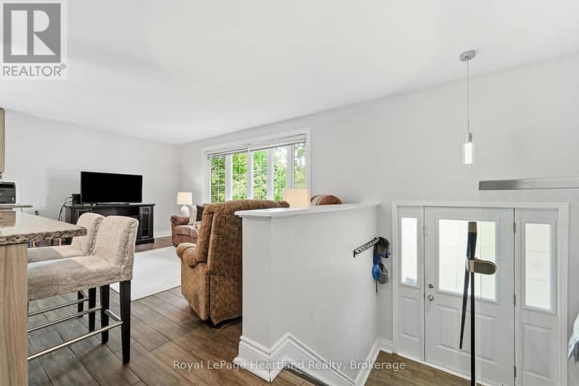 223 Kemp Crescent — photo 5 of 40